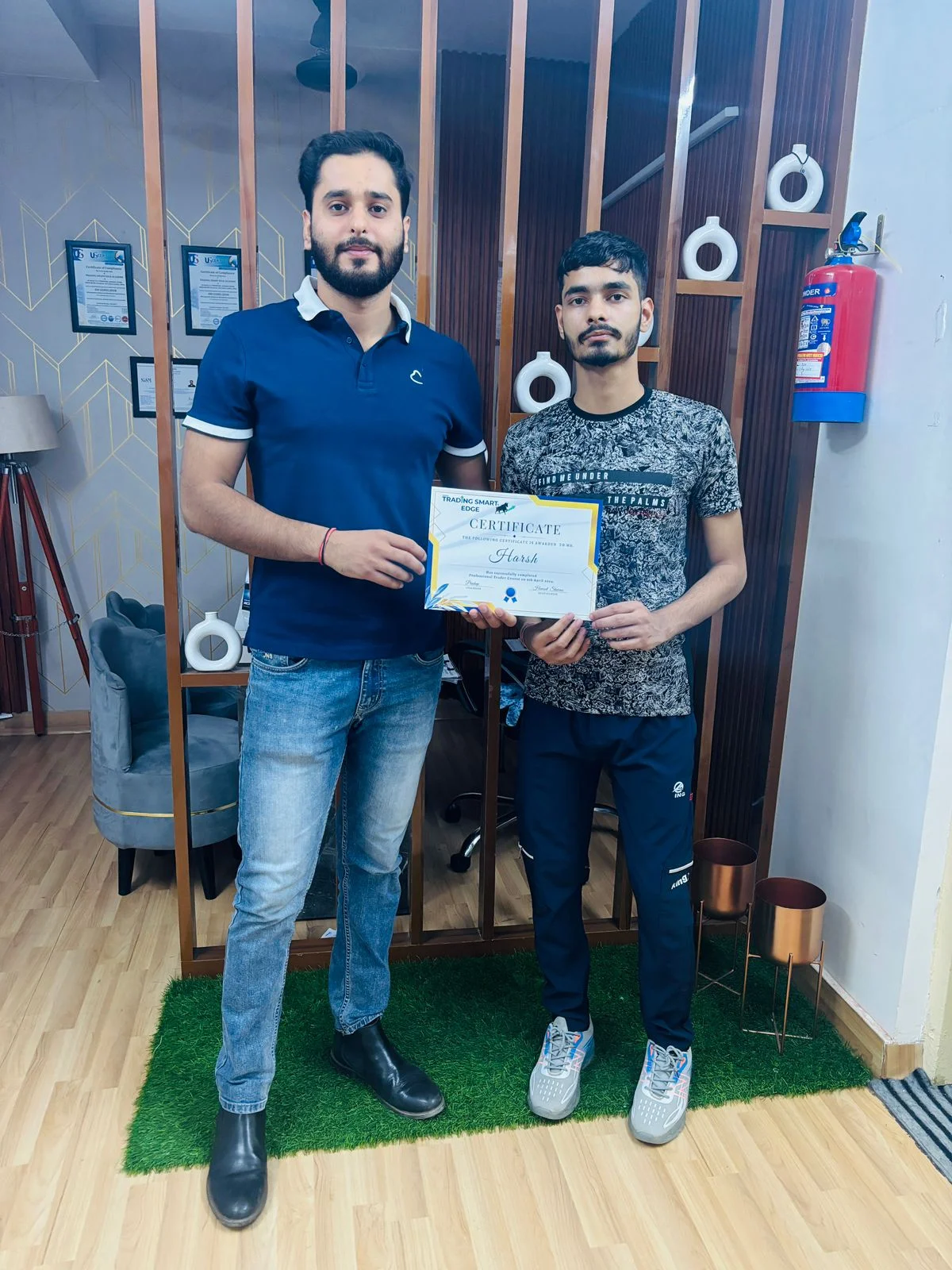 Student awarded with a stock market certificate at Trading Smart Edge Delhi