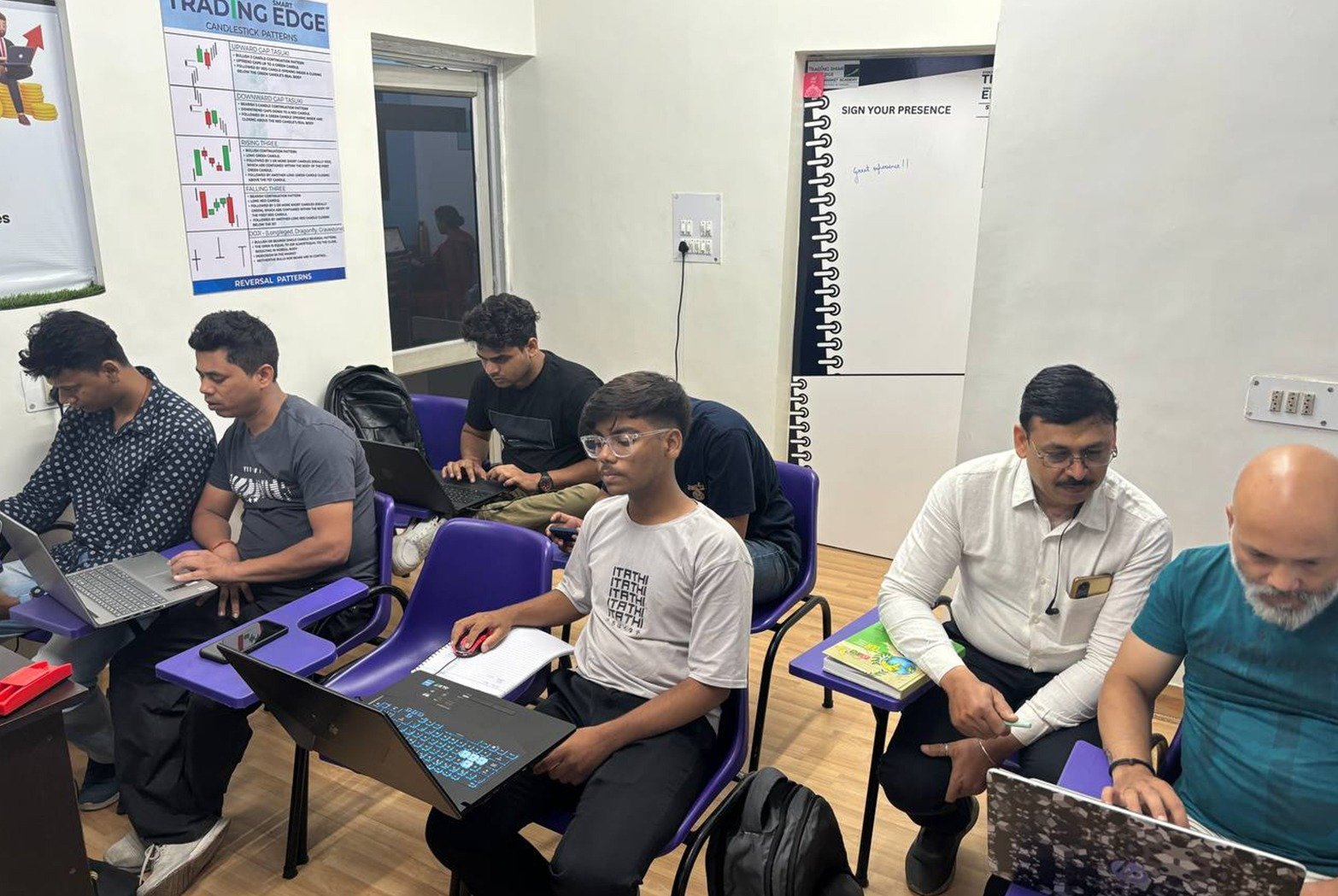 Offline stock market classroom learning at Trading Smart Edge in Pitampura Delhi